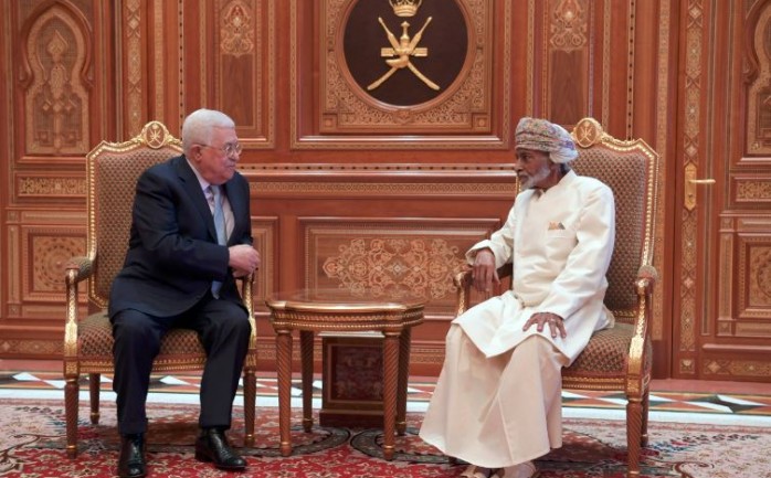 الرئيس محمود عباس، أثناء لقاء سلطان عُمان قابوس بن سعيد، في قصر البركة في العاصمة مسقط.