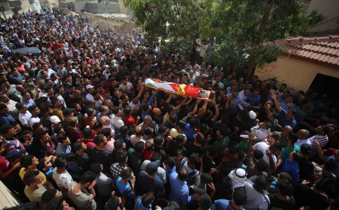 مواطنون يشيعون جثمان الشهيد محمد بشارات (22عاما) في بلدة طمون، الذي استشهد برصاص قوات الاحتلال فجر اليوم خلال اقتحامها البلدة