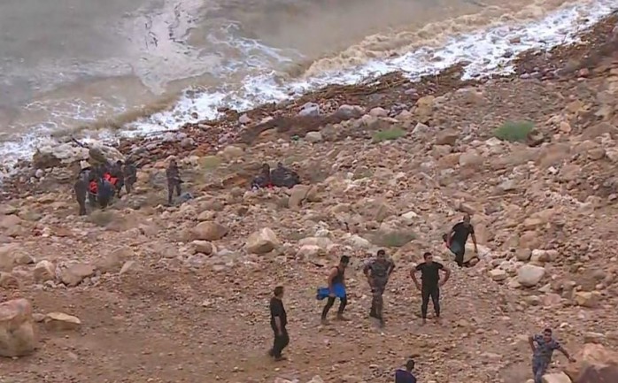 فرق الدقاع المدني يحاول انقاذ بعض العالقين - الأردن - البحر البيت