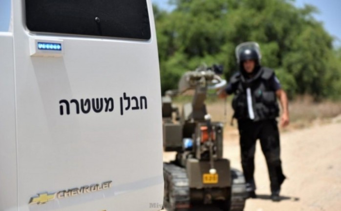 شرطة الاحتلال الإسرائيلي خلال تفكيكها جسم مشبوه قرب إيرز