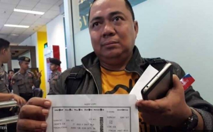 المسافر الإندونيسي حاملا تذكرة الطائرة المنكوبة