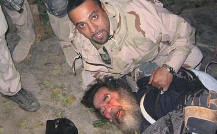 صورة متداولة للحظة إلقاء القبض على صدام حسين