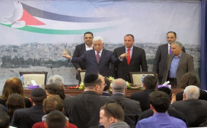 جانب من اجتماع الرئيس عباس مع أعضاء لجنة التواصل مع المجتمع الإسرائيلي