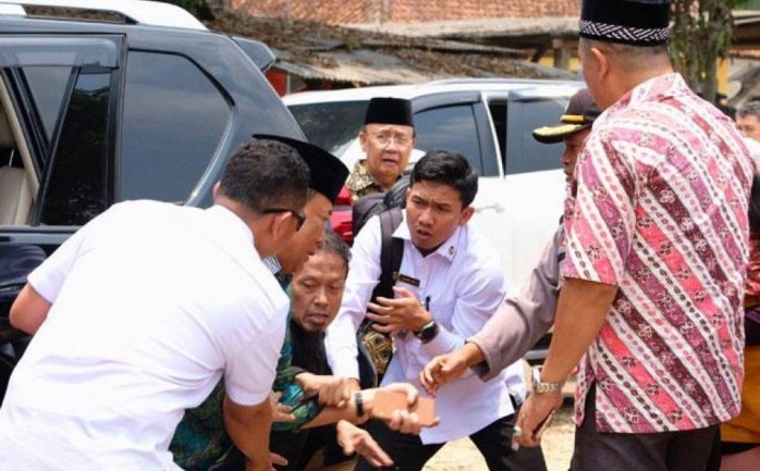 عملية طعن وزير الأمن الإندونيسي