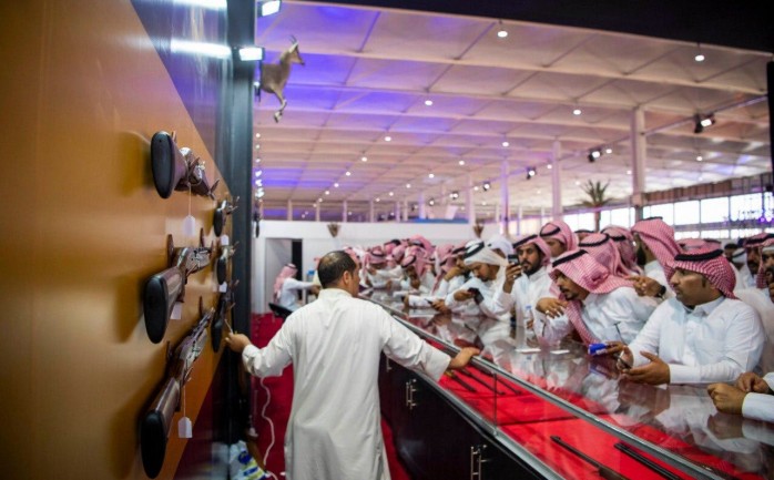اسلحة معرض الصقور والصيد السعودي