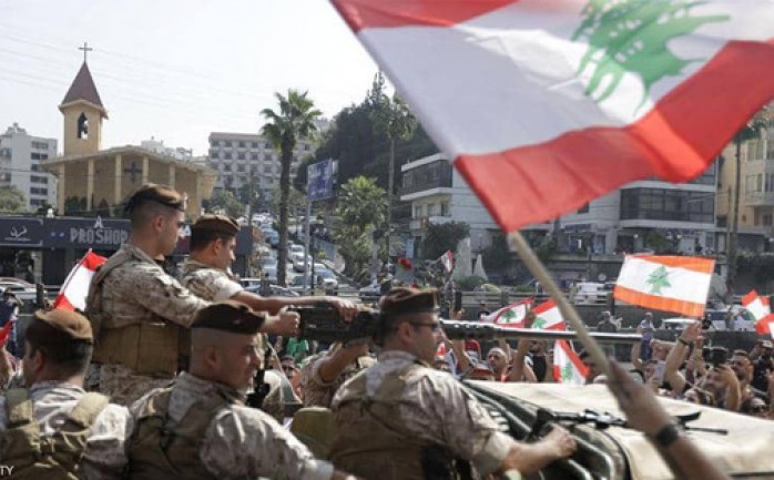 الجيش اللبناني يتوسط المتظاهرين