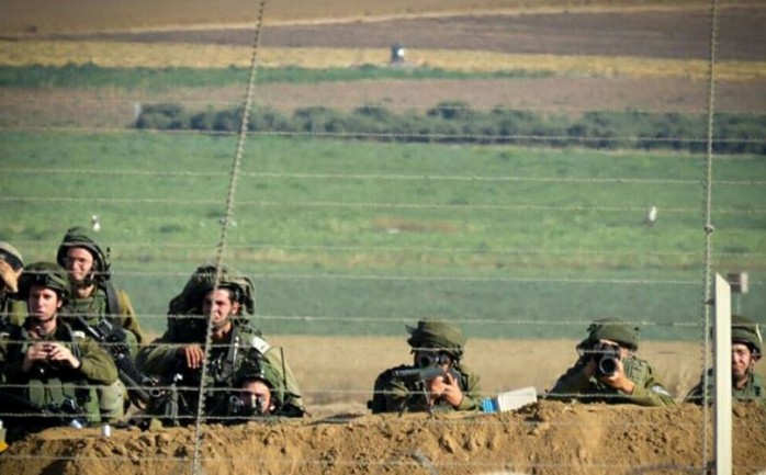 قوات الاحتلال على الحدود بين القطاع والجانب الإسرائيلي