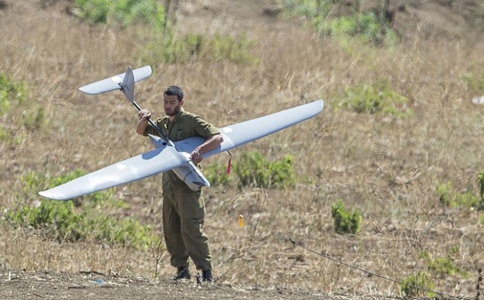 جندي إسرائيلي يطلق طائرة مسيرة
