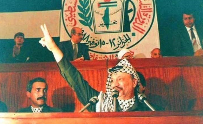 لحظة إعلان الرئيس ياسر عرفات استقلال فلسطين في العاصمة الجزائرية عام 1988