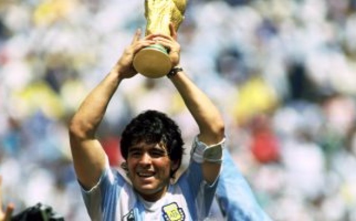 صورة أرشيفية للأسطورة الأرجنتينية بعد فوزه ببطولة كأس العالم