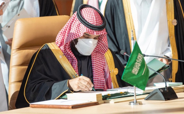 جانب من توقيع ولي العهد السعودي محمد بن سلمان للبيان الختامي لقمة مجلس التعاون الخليجي