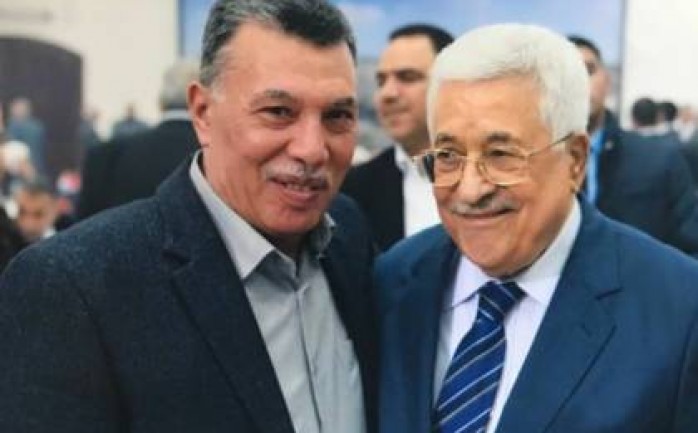 عضو اللجنة المركزية لحركة فتح أحمد حلّس (يسار) رفقة الرئيس محمود عباس (يمين)