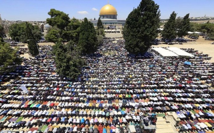 شرات الآلاف يؤدون صلاة الجمعة في المسجد الأقصى