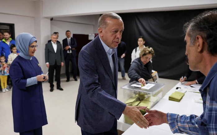 أردوغان بعد الإدلاء بصوته اليوم.