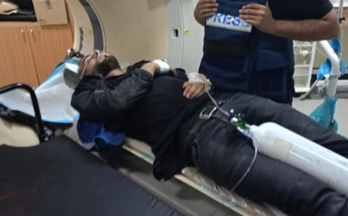 الصحفي مؤمن سمرين يتلقى العلاج بعد إصابته من قبل جنود الاحتلال