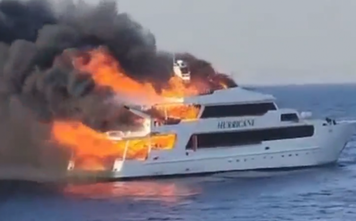 مشهد القارب السياحي المحترق