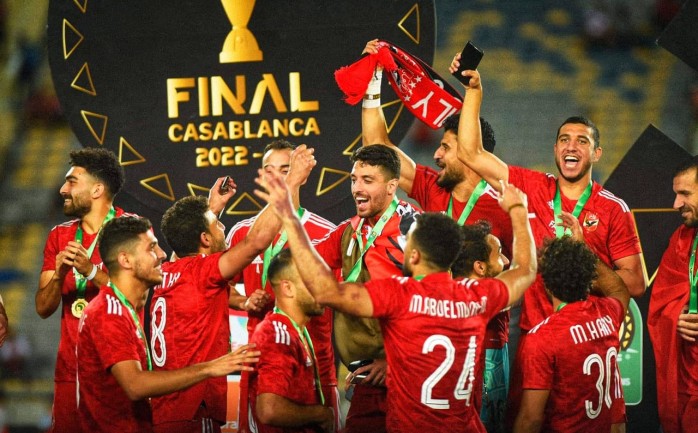 لاعبو النادي الأهلي المصري أثناء التتويج ببطولة دوري أبطال أفريقيا في المغرب